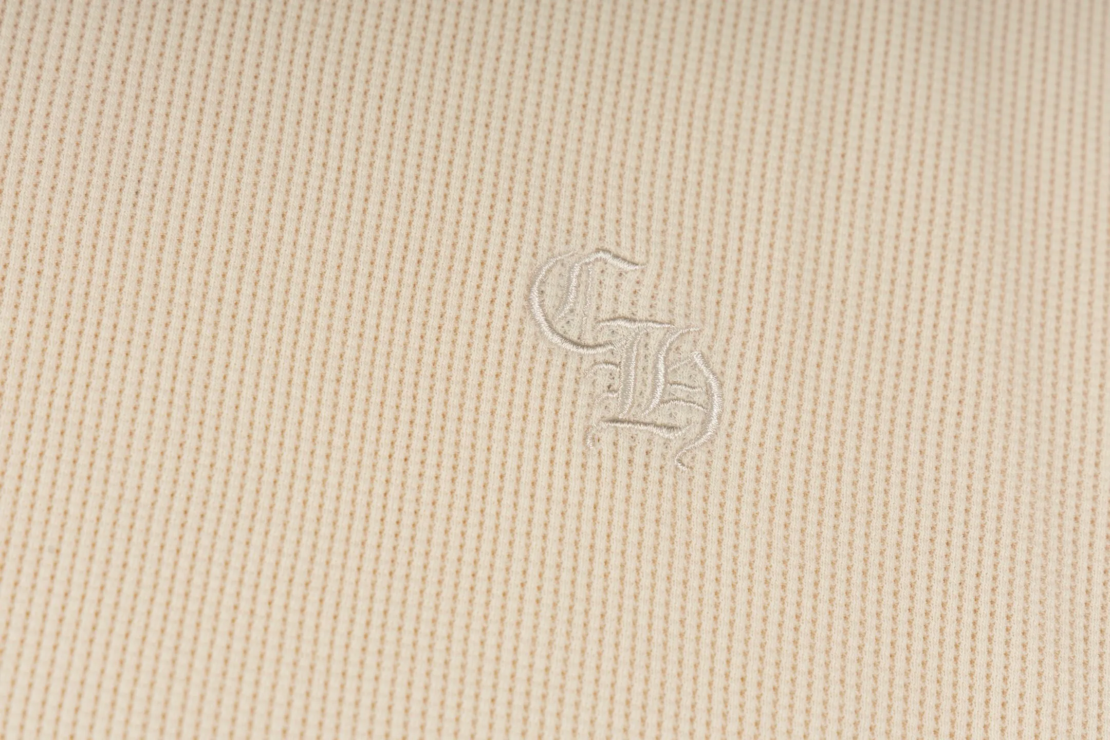 🅿️280 [Exclusive supply] CH Crow Heart Sanskrit Embroidered Waffle Short Sleeve (Apricot) The fabric is made of high-quality 230G cotton terry fabric, which is known for its clear lines and soft and delicate texture. Its waffle design not only enhances the visual effect, but also improves the breathability of the fabric. The embroidery patterns on the short sleeves are completed through fine handcrafts. In terms of craftsmanship, this short sleeve uses a special weaving machine to ensure the lightness and comfort of the fabric. The six prints on each piece of clothing have been tested through 3D electronic scanning to restore the details and ensure the clarity and fineness of the print. In addition, the overall fit of the clothes is loose and suitable for both men and women, providing a casual yet fashionable style. Size:S/M/L